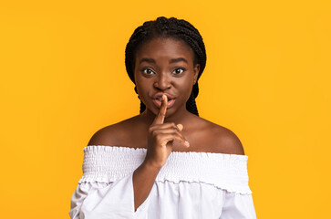 Keep silence. Young african american woman showing shhh sign at camera - obrazy, fototapety, plakaty