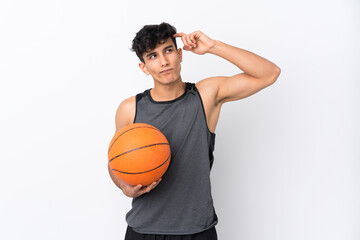 Obraz premium Basketball player man over isolated white background having doubts and with confuse face expression