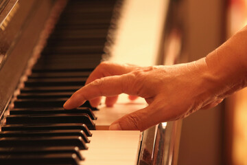 右手でピアノの鍵盤を弾く様子