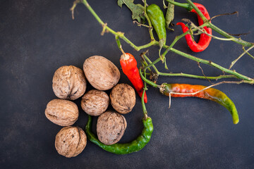Nuss und roter Chilly auf grauem neutralem Hinterrgrund