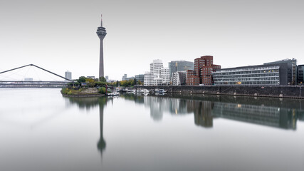 Medienhafen mit Fernsehturm und Spiegelung in Düsseldorf © Ronny Behnert
