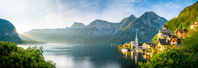 Sonnenaufgang am See in Hallstatt Österreich Schiff an Anlegestelle Berg Kirche Alpen Dorf Landschaft Natur Hallstätter See / Sunrise Lake in Hallstatt Austria Ship Mountain Alps Church Landscape 