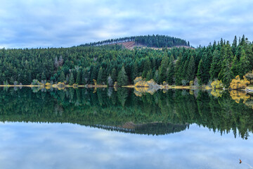 Reflet au lac servière