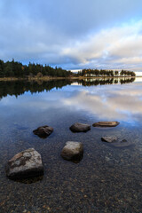 Lever de soleil au lac servière - auvergne