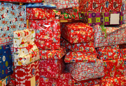 Viele verpackte Geschenke