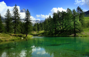 Fototapeta na wymiar Lago azul en los Alpes