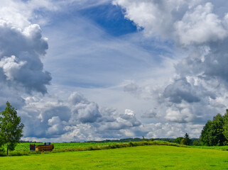 Obraz premium A farmland with beautiful clouded sky above creating some kind of a frame.