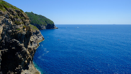 Fototapeta premium Coastline on the French riviera with the infinite blue horizon of the sea