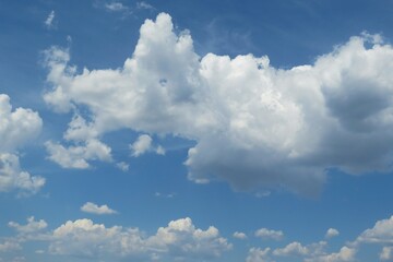 Obraz na płótnie Canvas Blue sky with fluffy clouds