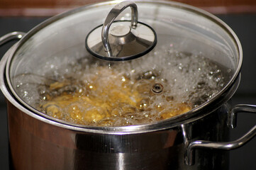 Pellkartoffeln kochen im Kochtopf
