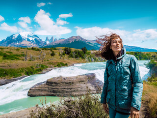 Naklejka premium woman in the mountains