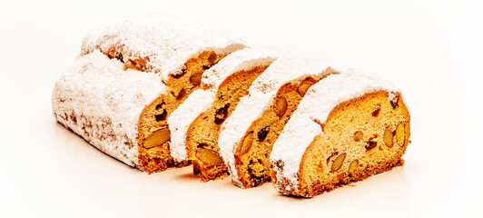 Selbstgebackerner Christstollen mit Puderzucker als Weihanchtsgebäck