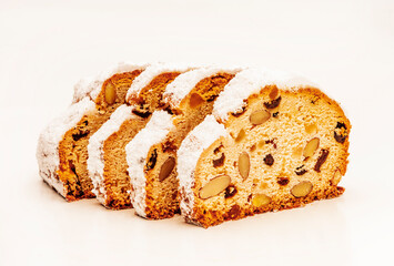 Selbstgebackerner Christstollen mit Puderzucker als Weihanchtsgebäck
