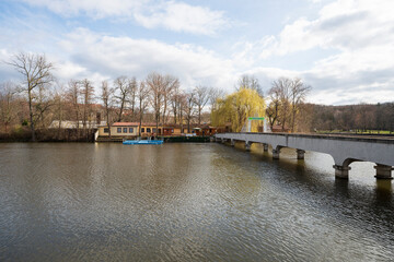 Betonbr&uuml;cke &uuml;ber den gro&szlig;en Teich zum Inselzoo der Stadt Altenburg