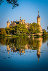 Obraz premium Schwerin Castle is reflected in the water