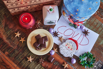 Photo of traditional Christmas decorations complemented by references to the corona pandemic.