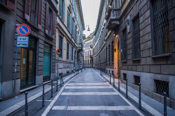 Fototapeta na wymiar The perspective of an old street in Milan