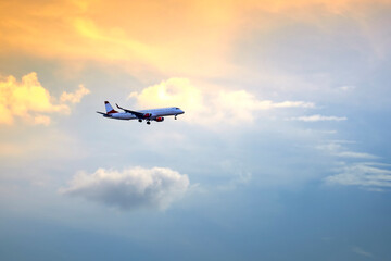airplane, sky, aircraft, jet, air, fly, travel, flight, flight, blue, transport, aviation, clouds, landing, cloud, wing, airliner, airport, airline, hang glider, business, white, sky, glow , sunset, b
