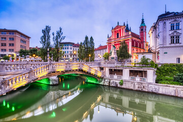 Naklejka premium Ljubljana City Center at Dusk overlooking the Triple Bridge and Beautiful Franciscan Church