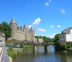 Fototapeta na wymiar Panorama con castello lungo un canale navigabile della Francia settentrionale (Bretagna)