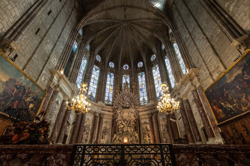 Fototapeta na wymiar Vue à l'intérieur de la cathédrale Saint-Nazaire de Béziers (Occitanie, France)