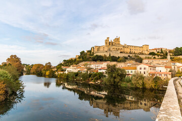 Vue depuis les rives de l'Orb sur la cathédrale Saint-Nazaire de Béziers au coucher du soleil (Occitanie, France)