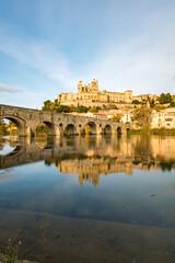 Vue depuis les rives de l'Orb sur la cathédrale Saint-Nazaire de Béziers au coucher du soleil (Occitanie, France)