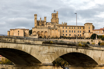 Vue depuis les rives de l'Orb sur la cathédrale Saint-Nazaire de Béziers au coucher du soleil (Occitanie, France)