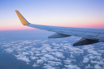 Obraz premium Wing of an airplane on blue sky