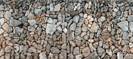 Alte geschichtete Natursteinmauer in Spanien