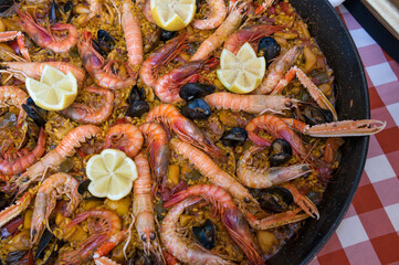 Detalle de una paella con mariscos en Valencia