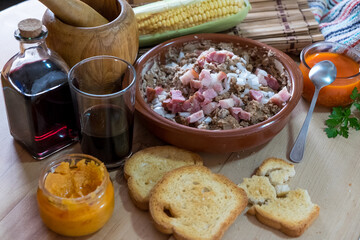Vino, almogrote y escaldón de gofio, típicos platos de Canarias