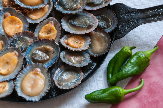 Sart&eacute;n con lapas asadas 