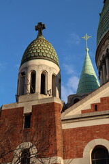 Detalles del exterior de una catedral, con una pequeña cúpula, durante la puesta de sol.