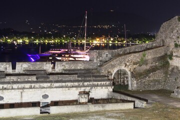 Blick auf Korfu-Stadt bei Nacht