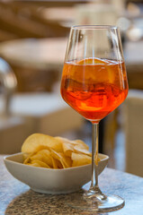 Aperitivo con papas fritas y copa de spritz 
