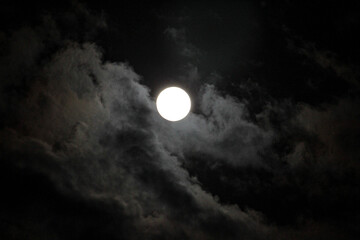 Obraz na płótnie Canvas full moon with clouds