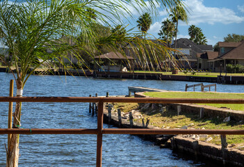 Fototapeta premium scenic view of waters edge of Lake Conroe