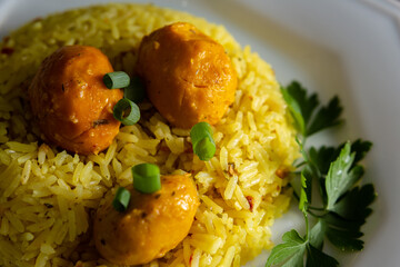 Um prato de arroz com pequi - comida típica de Goiás, região central do Brasil. 