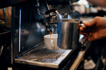 Barista faisant du café