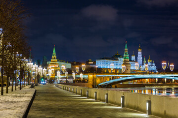Obraz premium Night view on Moscow River embankment with christmas illumination