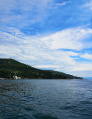 the sea and mountains