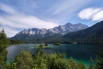 Fototapeta na wymiar Mountain lake Eibsee in front of the Zugspitze
