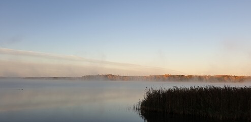 Fototapeta na wymiar Fog on the lake