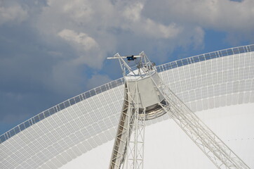Mit 100 Metern Durchmesser gehört das am 12. Mai 1971 eingeweihte Radioteleskop Effelsberg zu den beiden größten vollbeweglichen Radioteleskopen der Erde