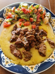 carne de panela com polenta mole