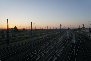 Fototapeta na wymiar Gleise im Sonnenuntergang