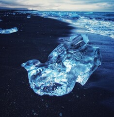 Obraz premium Diamond Beach, a Black sand and ice rocks beach, Jokulsarlon, Iceland
