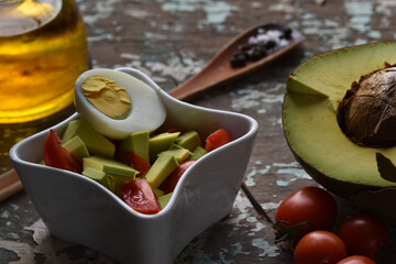 salada fresca com ingredientes orgânicos. Abacate, tomates, ovos, alface, azeite, sal e pimenta