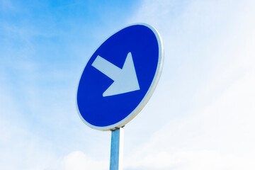 SE&Ntilde;AL DE TR&Aacute;FICO CON FLECHA BLANCA SOBRE CIELO AZUL